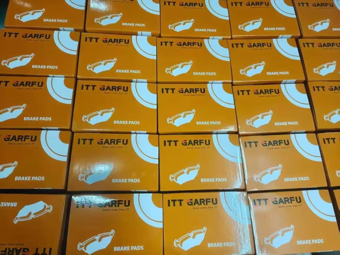 整齐排列的橙白色 ITT GARFU 品牌汽车刹车片包装盒。